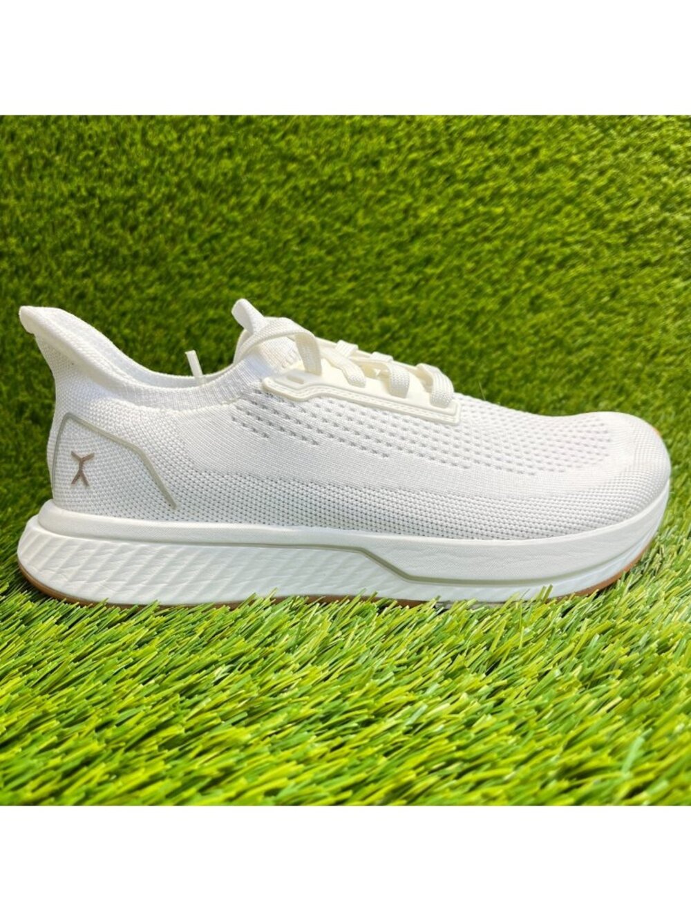 Flux Adapt Runner White Gum Womens Size 7.5 Running Workout Walking Knit Shoes